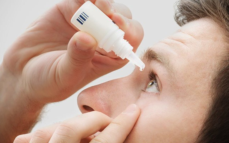 Sử dụng nước muối sinh lý cho mắt bị lẹo