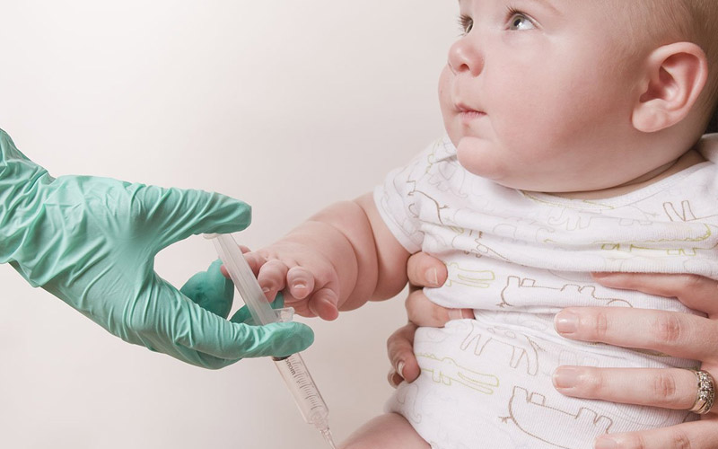 Nếu bé chỉ bị ho, sổ mũi nhẹ, không bị các vấn đề khác thì không cần chỉ định tiêm vắc xin