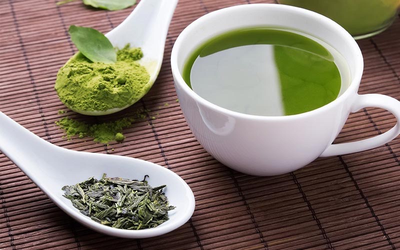 Trong trà xanh có chứa nhiều catechin, chất chống oxy hóa giúp cơ thể chống lại viêm dạ dày
